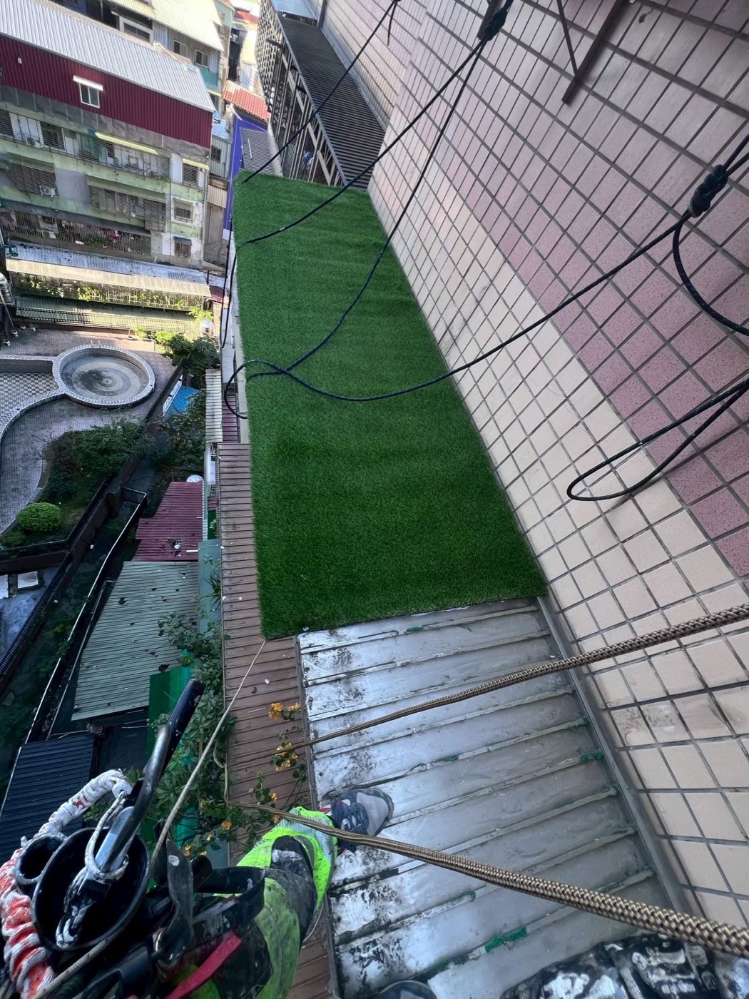 大樓雨遮人工草皮施工