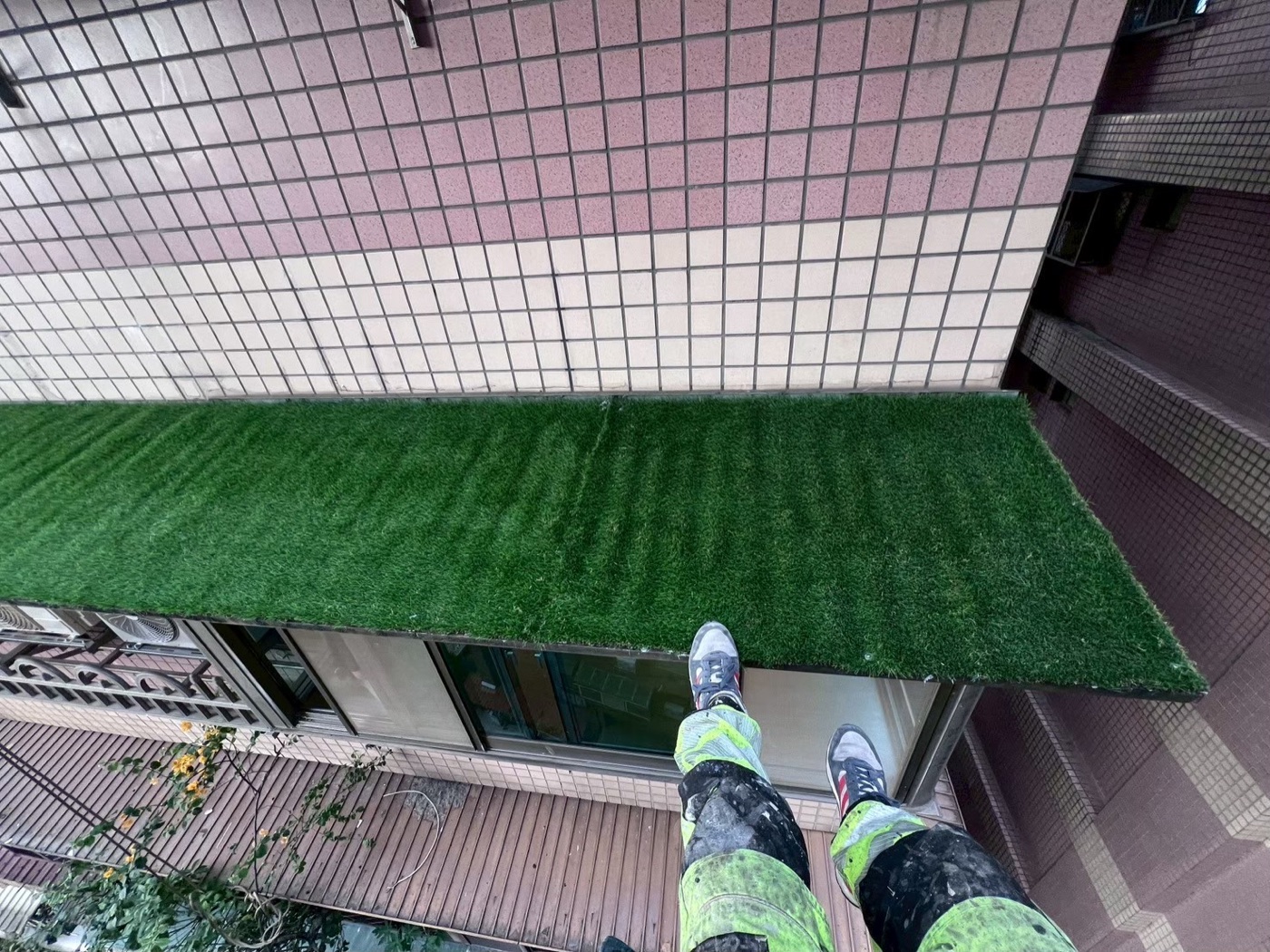 大樓雨遮人工草皮施工