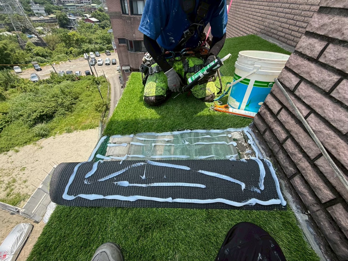 雨遮人工草皮施工