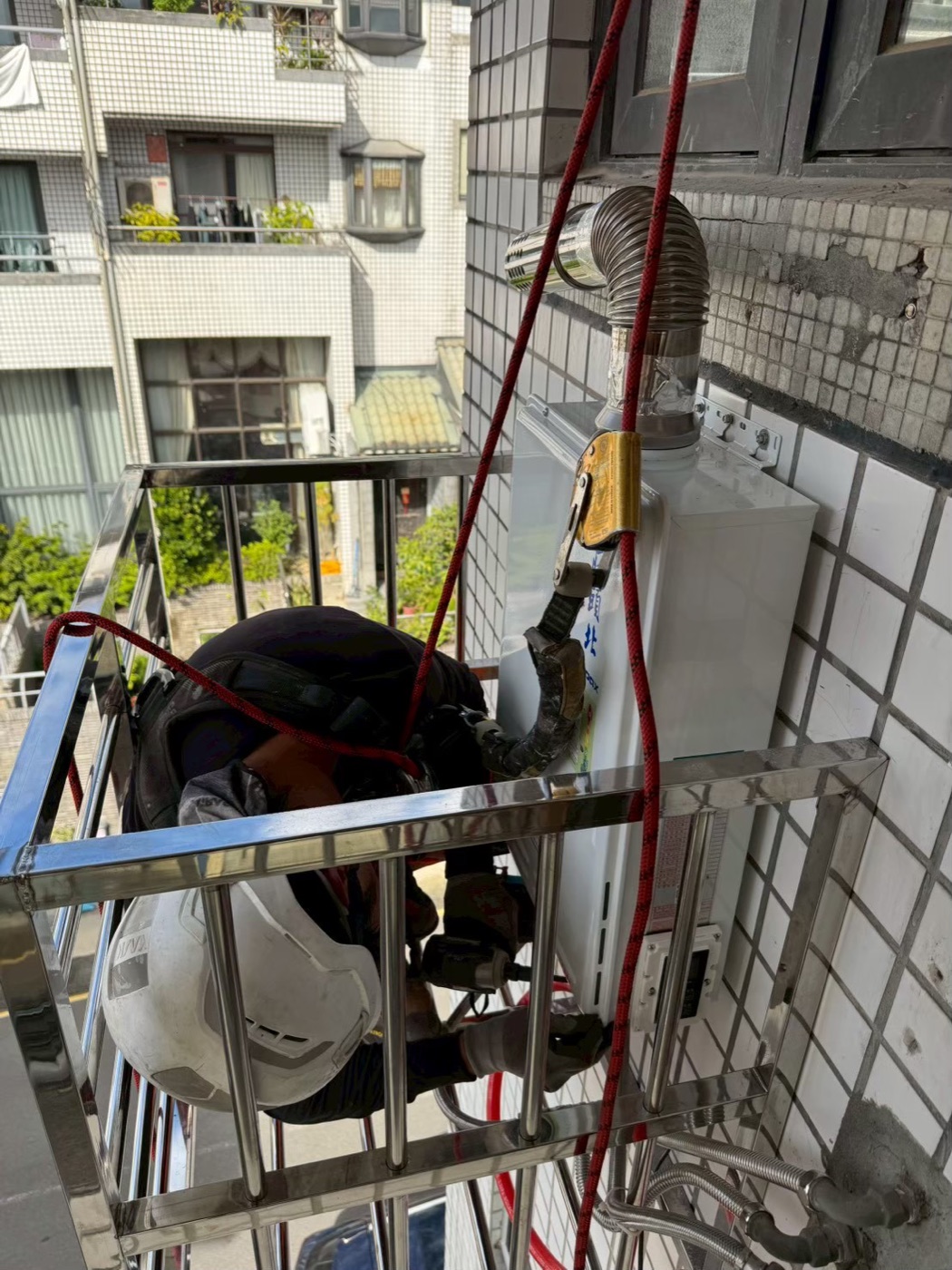 外牆熱水器和安全鐵籠施工